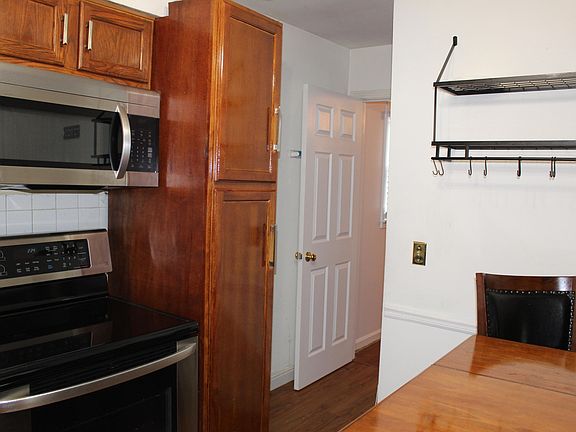 3rd image of 405 College Park Dr