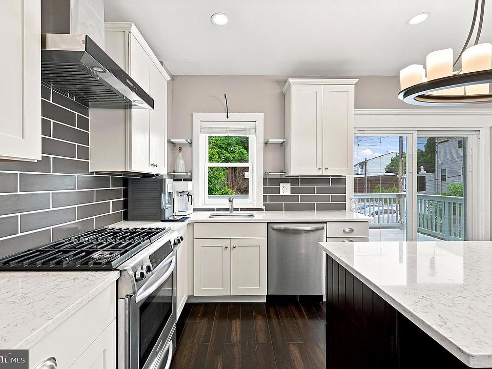 1st image of 305 Carson St