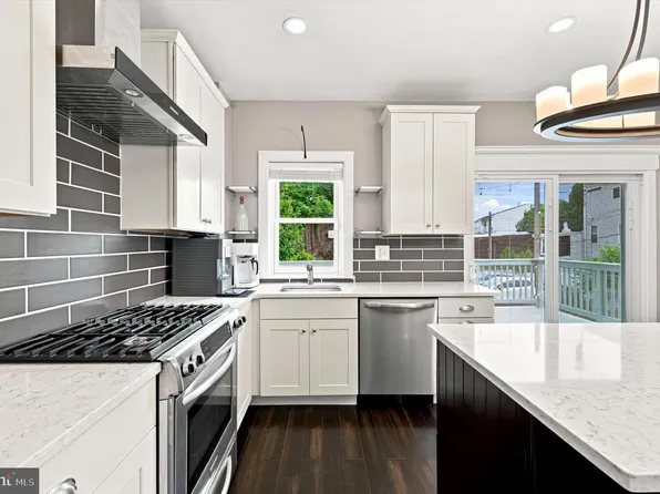305 Carson St, Philadelphia, PA 19128