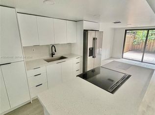 8010 NW 27th Pl, Sunrise, FL 33322