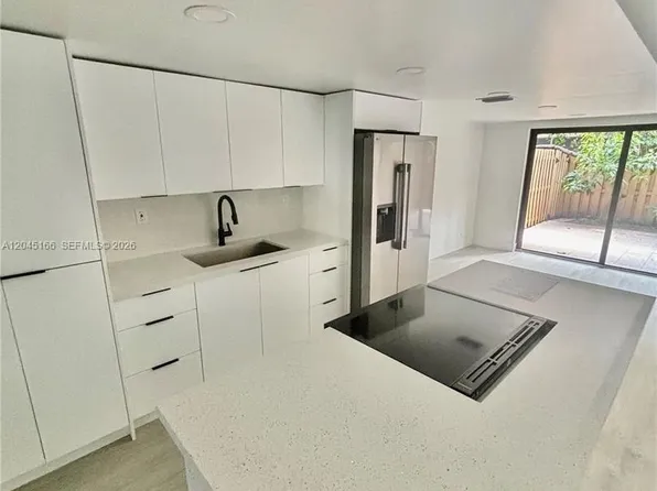 8010 NW 27th Pl, Sunrise, FL 33322