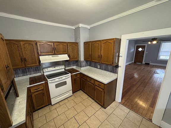 5th image of 122 E Mary St