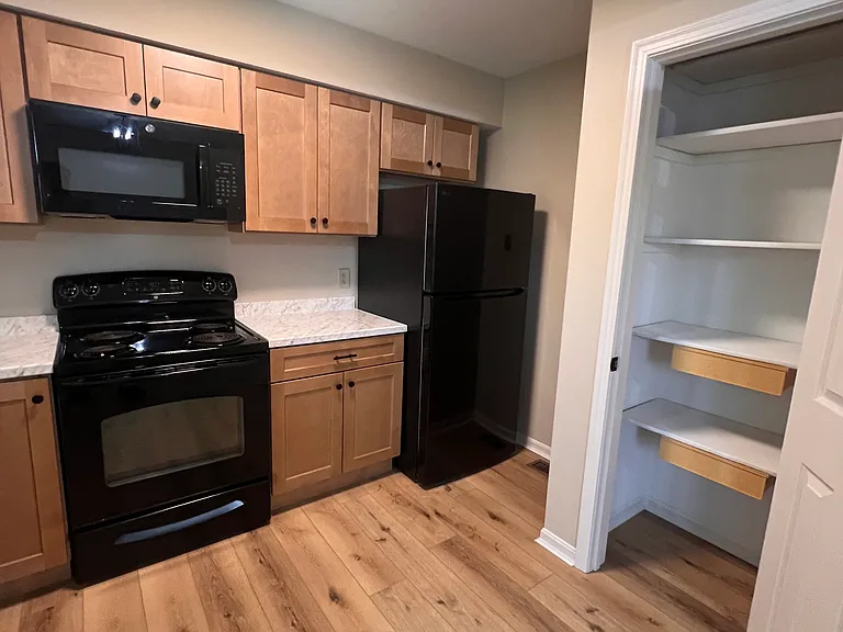 662 S Grand Ave — Photo 5