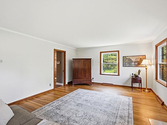 5th image of 751 Garrett Dr