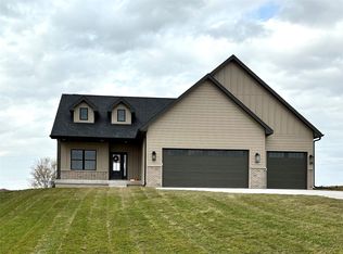 3070 Bos Ridge Rd, Pella, IA 50219