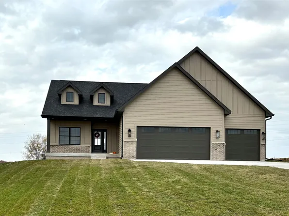 3070 Bos Ridge Rd, Pella, IA 50219