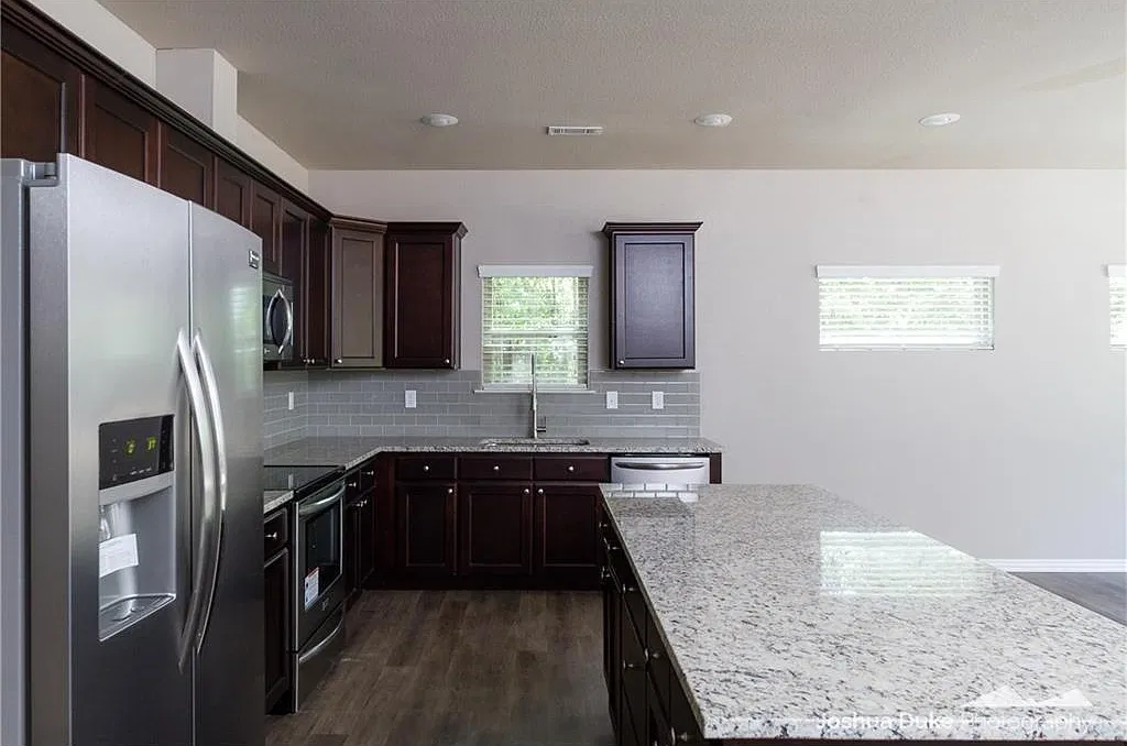 4 bed, 4.5 bath, 2100 sqft, $3,500 — Photo 4