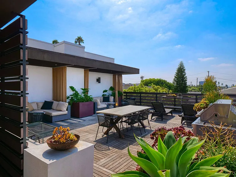 The Metropolitan at Larchmont Village — Photo 36