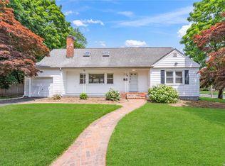 546 Advent St, Westbury, NY 11590