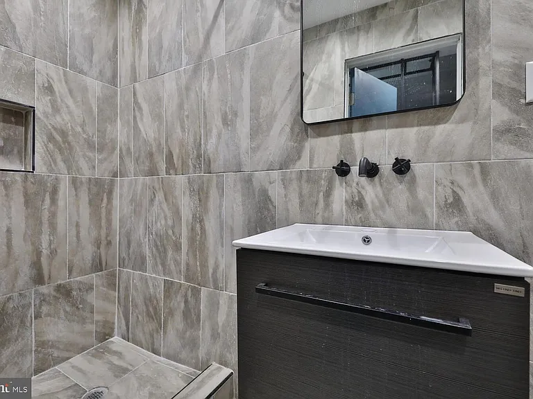 725 S 6th St — Photo 34