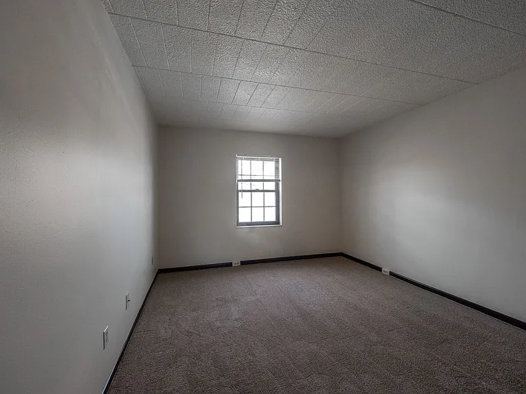 515-519 Rebecca Ave — Photo 9