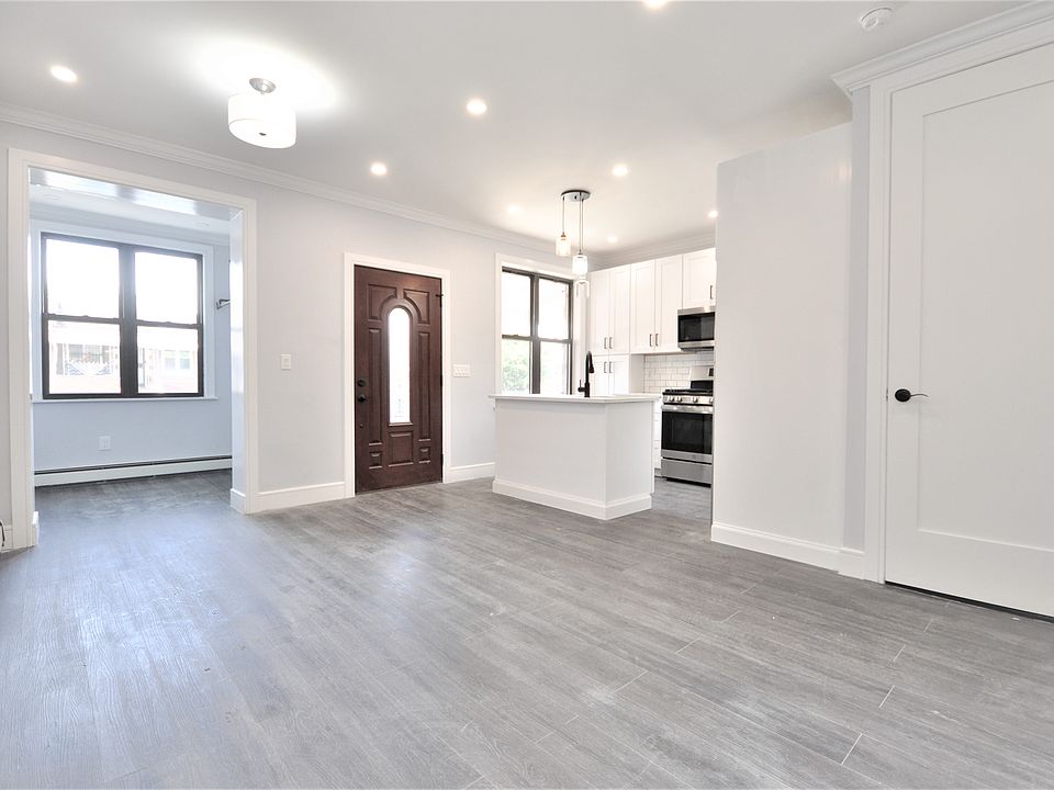 1st image of 135 E 46th St #2
