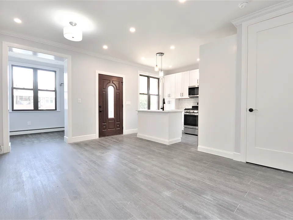 135 E 46th St #2