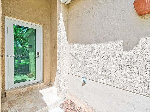 4th image of 311 W Royal Cove Cir