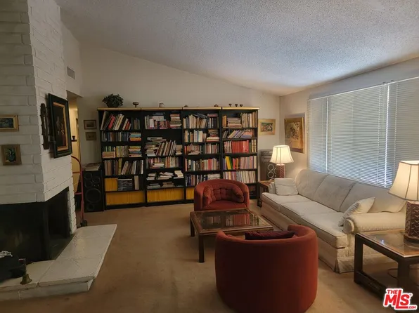 20720 Collins St, Woodland Hills, CA 91367