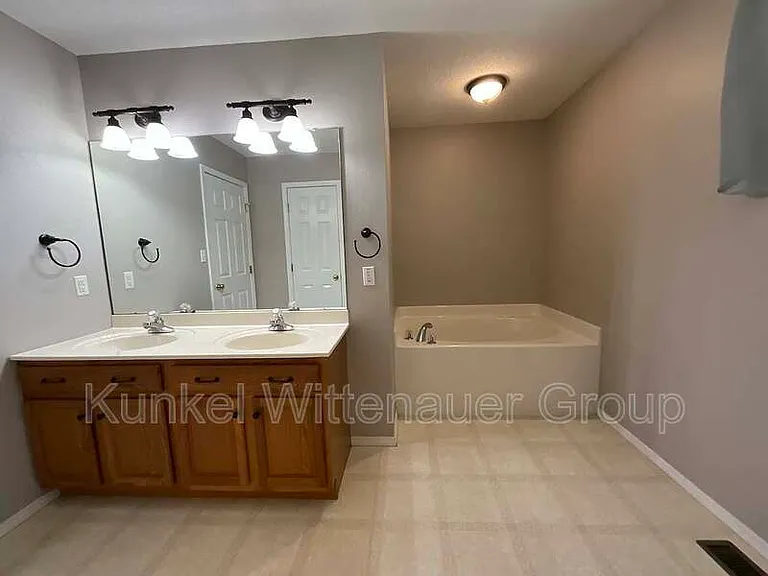 911 Victoria Ln — Photo 20