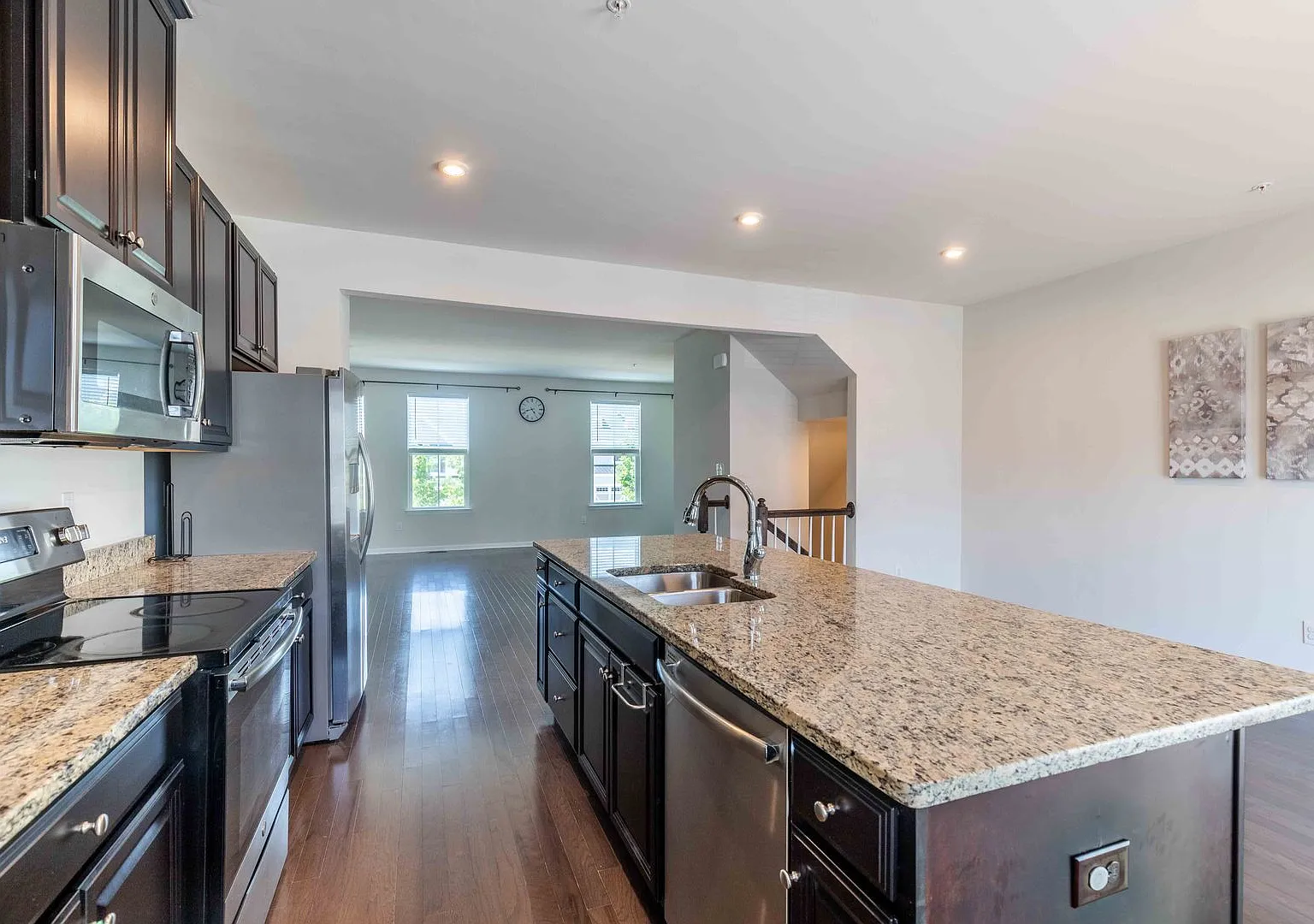 Luxury Townhouse in Stonecliffe of Atwater! — Photo 1