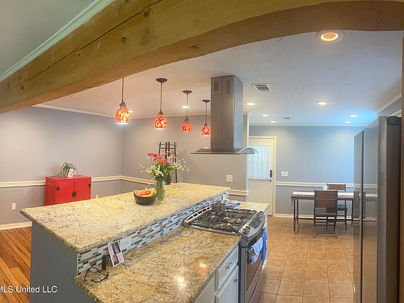 4th image of 556 Brookstone Cir