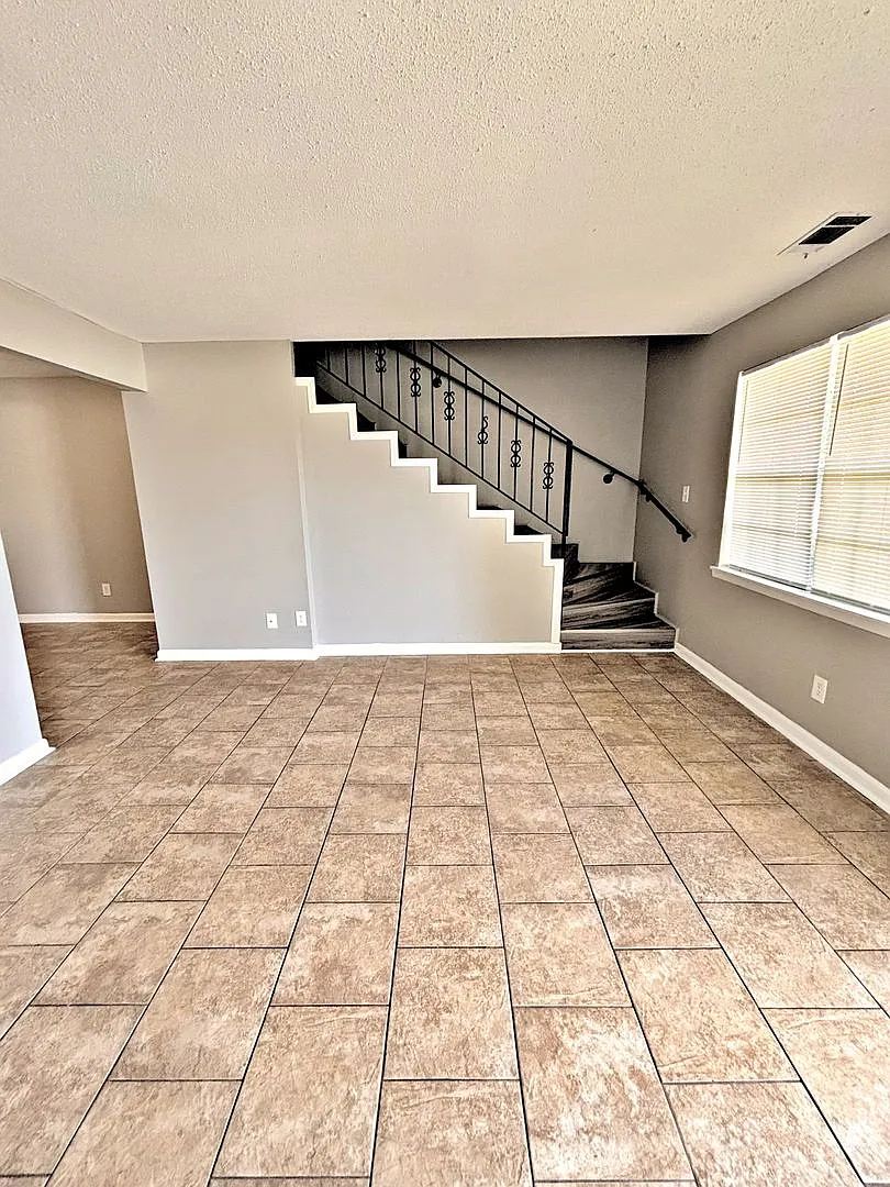 (RCH-43) 209 Cloverleaf Apartments — Photo 4
