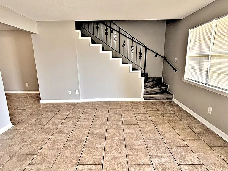 209 Cloverleaf Dr — Photo 5