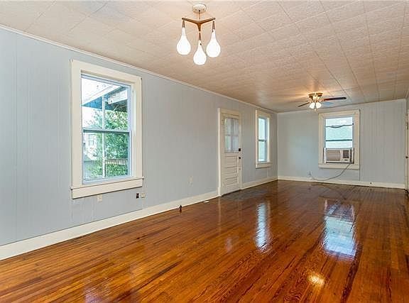 3rd image of 313 Pink St