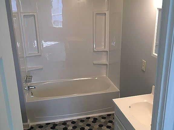 4th image of 119 E Brown St