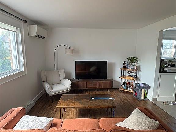 4th image of 1092 Gladstone Ave #1