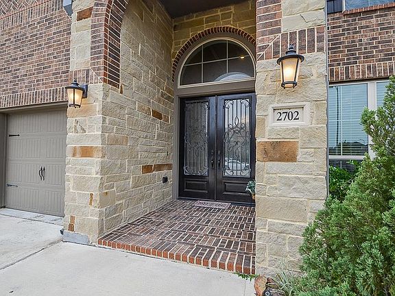 3rd image of 2702 Carriage Hollow Ln