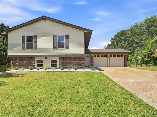 12235 Spring Shadow Ct, Maryland Heights, MO 63043