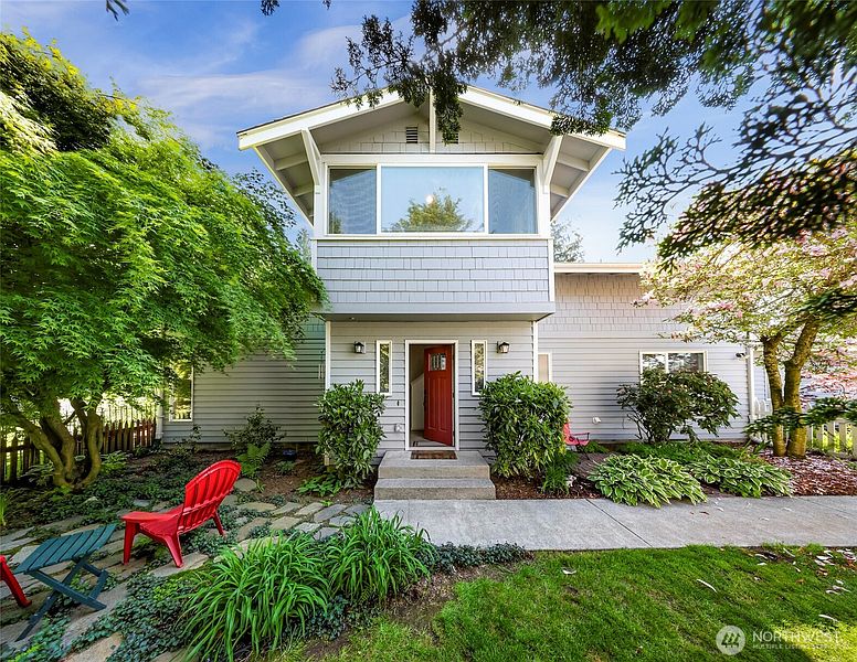 2nd image of 6874 Golf View Drive