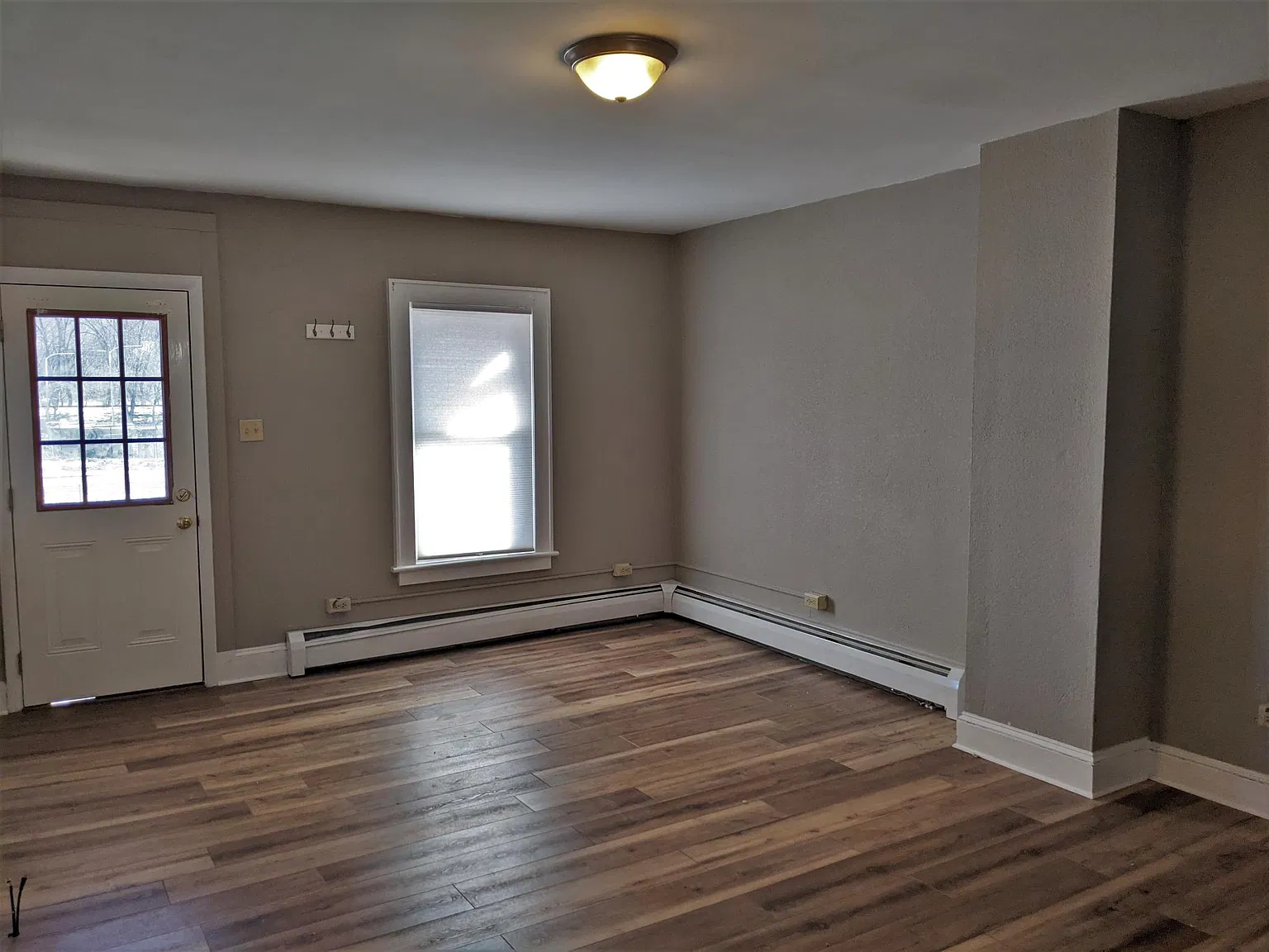 3 bed, 1.5 bath, 934 sqft, $1,050 — Photo 4