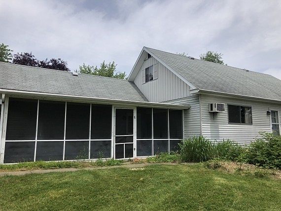 2nd image of 516 Aspen St