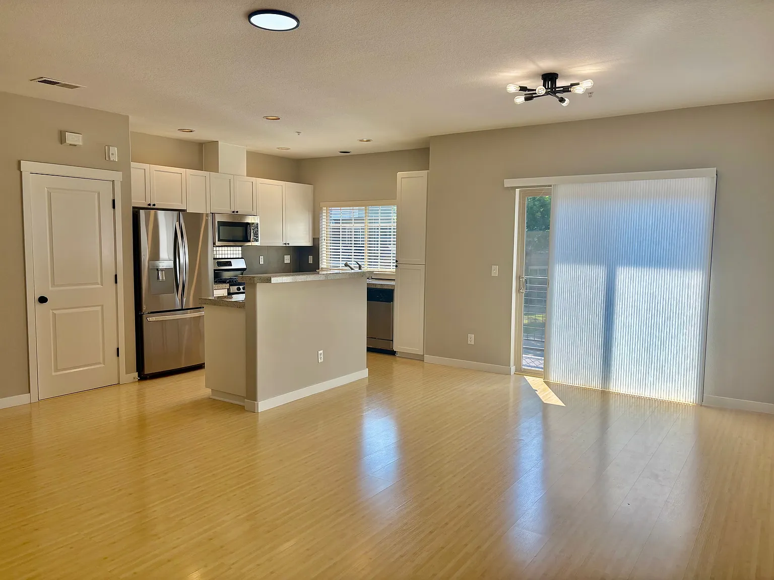 2 bed, 2.5 bath, 1249 sqft, $2,100 — Photo 2