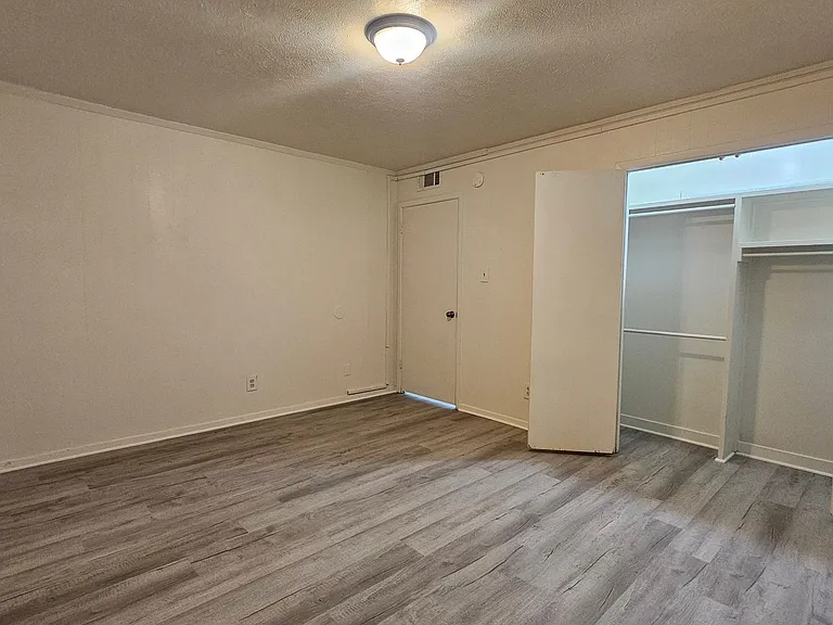 2420 Louise St — Photo 17
