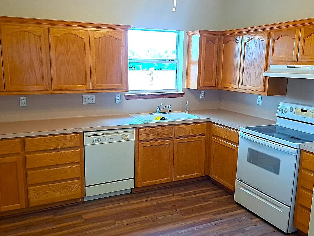 3 bed, 2.0 bath, 1698 sqft, $2,100 — Photo 3