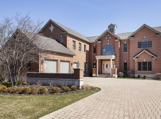 11 Broadleys Ct, Bannockburn, IL 60015