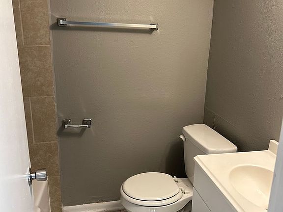 5th image of 1036 Forest Ct APT 2