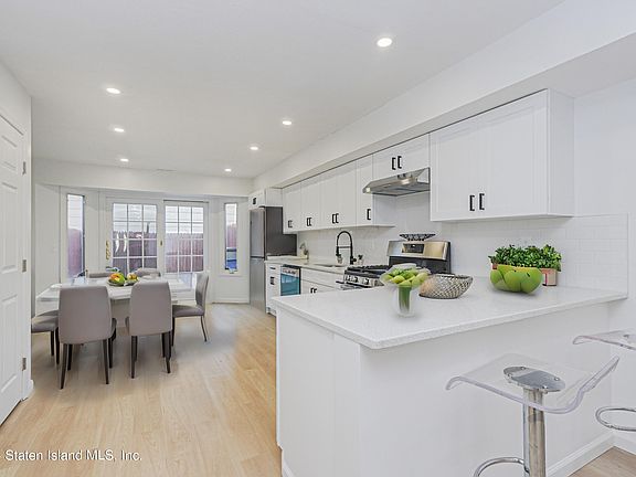 5th image of 10 Doreen Dr