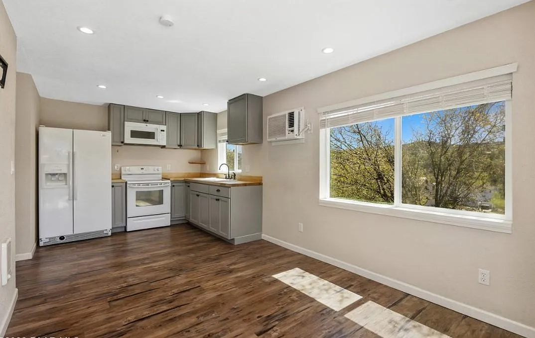 704 Hermosa Dr — Photo 3