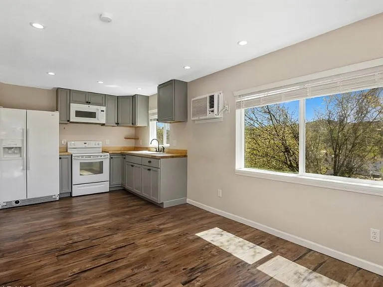 704 Hermosa Dr — Photo 4