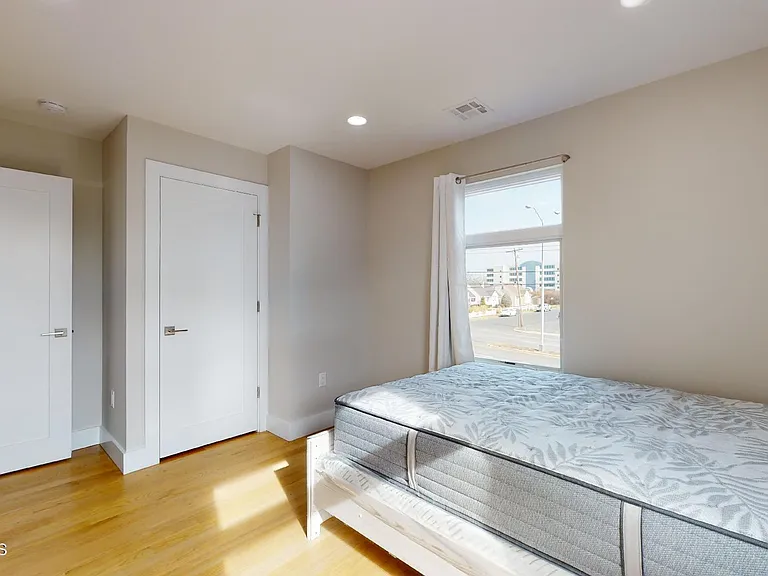 1 Howland Ave — Photo 14