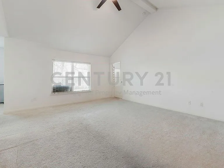 1904 Fairbanks Dr — Photo 4