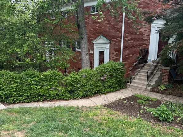 3539 Martha Custis Dr, Alexandria, VA 22302