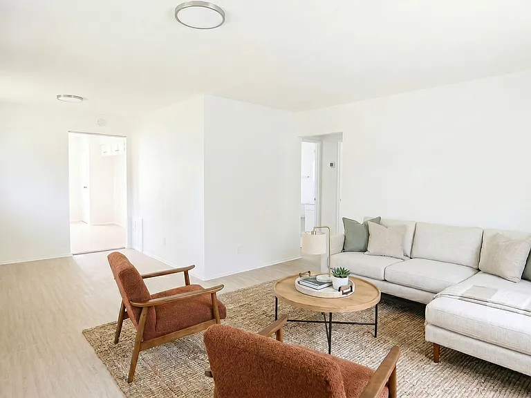 16805 Fairfax Ave — Photo 3