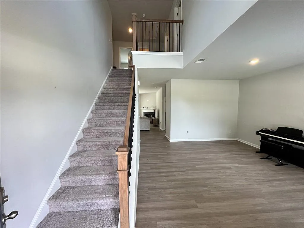 5 bed, 3.0 bath, 2677 sqft, $3,600 — Photo 3