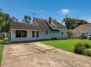 30 Nightingale Ln, Levittown, PA 19054
