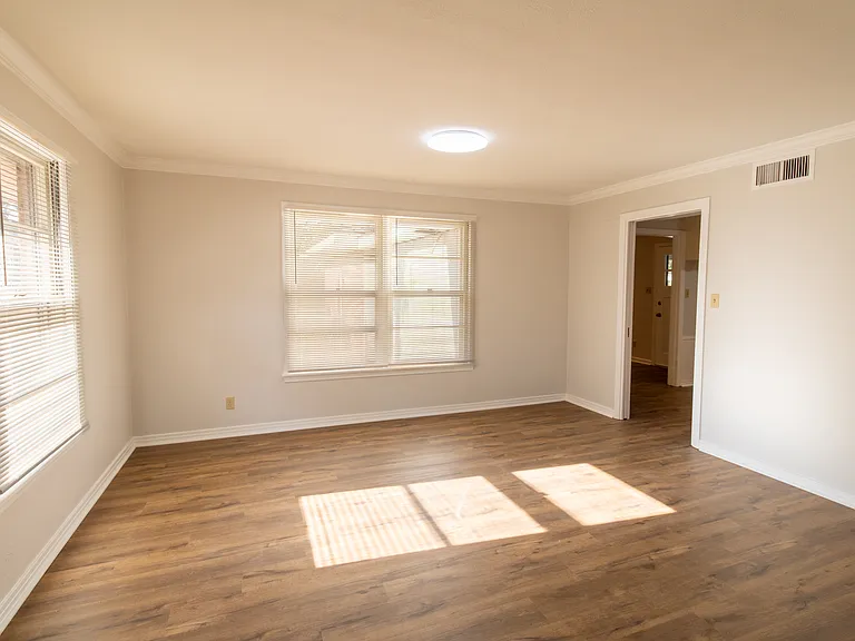 2400 Hampstead Ln — Photo 15