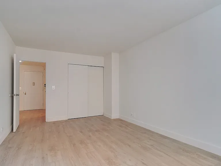 300 Mercer St #8C — Photo 3