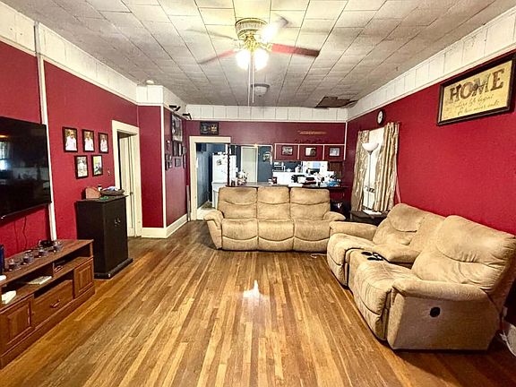 2nd image of 713 Hackberry St