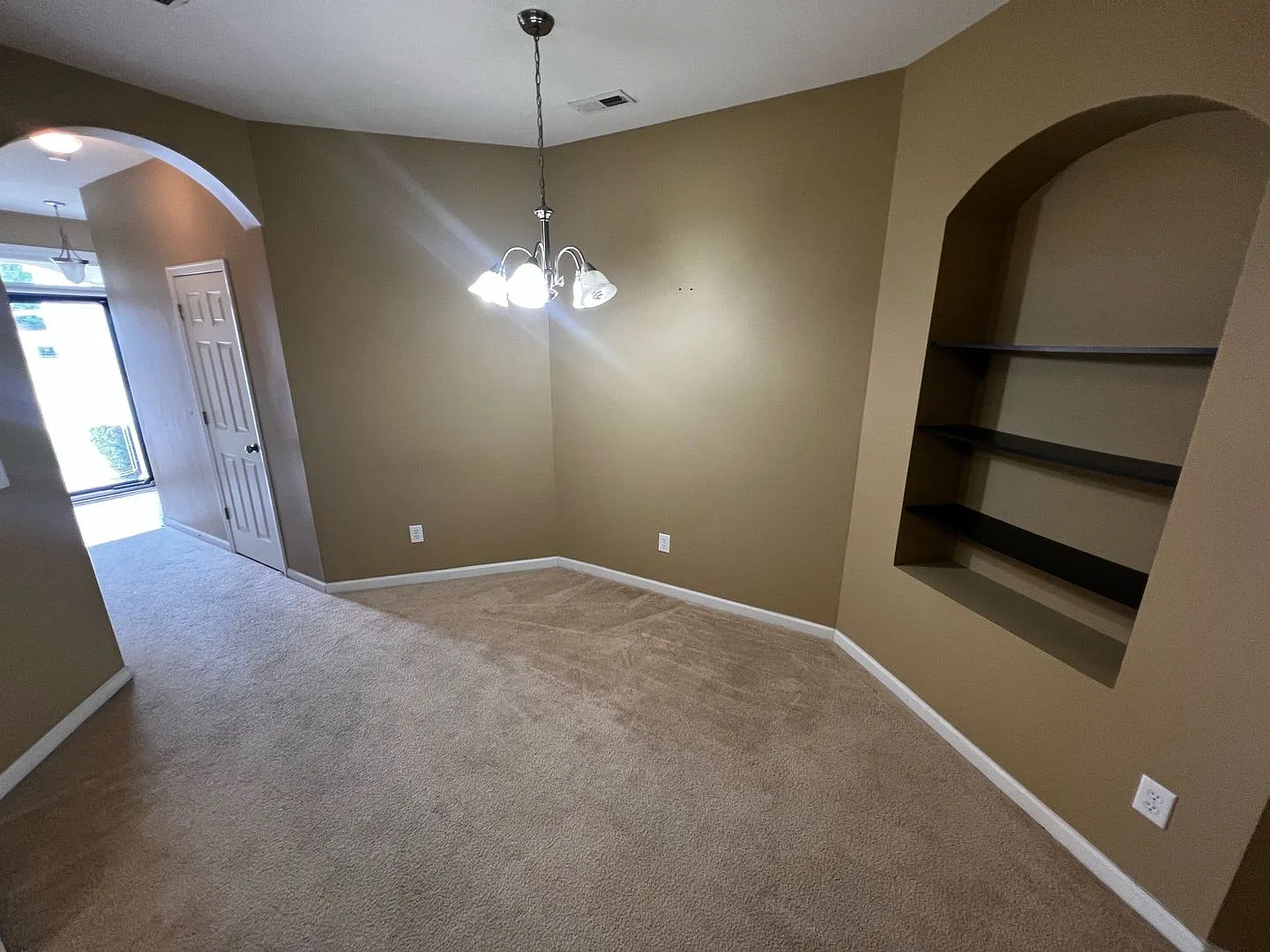 **Spacious 3-Bedroom Townhome in Berkeley Commons** — Photo 3